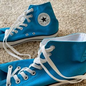 Light blue women’s converse